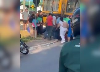 Mulher vai parar debaixo de ônibus após acidente e é resgatada com ajuda de pedestres no TO; VÍDEO